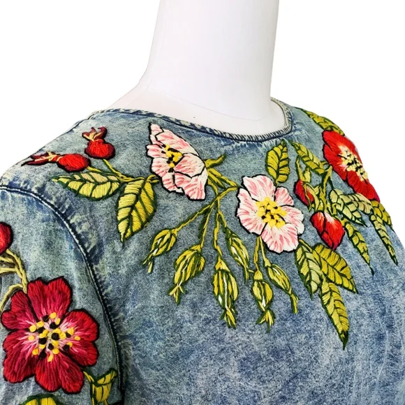 Embroidered Roses Denim Top Size M - Picture 14 of 14